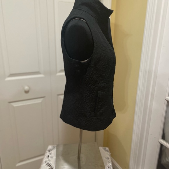 Dress Barn Black form fitting vest.  Quilted, front slit pockets, size small - Picture 2 of 8